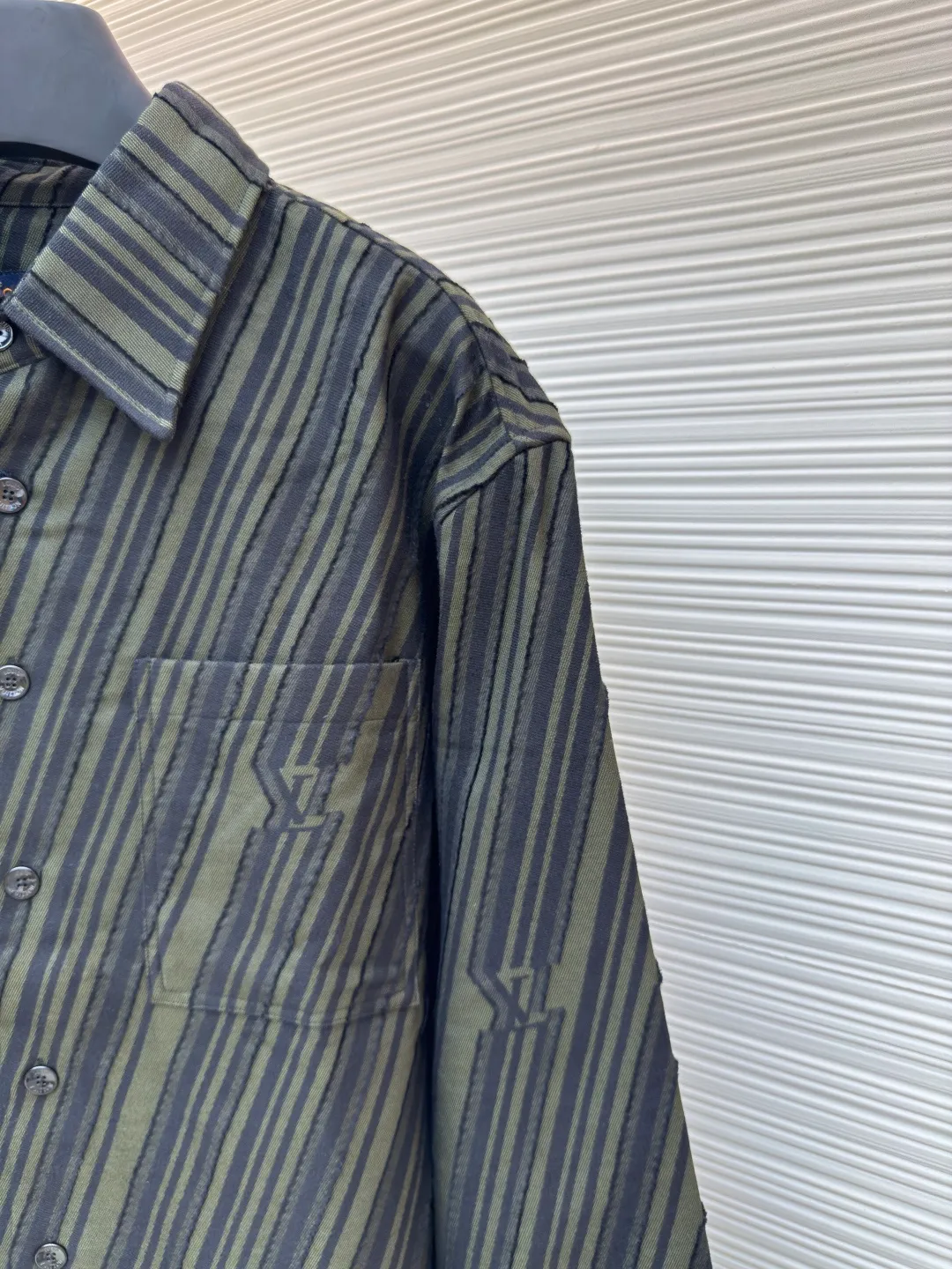 LOUIS VUITTON diagonal cut letter shirt ●Original version: Purchased and developed for 11900 ●Item number: 1680694-B90 ●Fabric: yarn-dyed rayon twill fabric ●Technology: jacquard production ●Version: fitted version ●Weight: about 570 grams ●Size: XS-S-M-L ●Description: The fabric is made of yarn-dyed rayon twill, with 150D polyester warp + wool-like rayon yarn in the weft. The high-speed rapier jacquard machine is used to weave the gray fabric. The Y-plate is purchased and disassembled to test the yarn parameters. The patterns are drawn manually and the positioning letters are matched. The cloth is recycled and decorated, and the finished product is laid out with cutting and frilling techniques. The front pockets are hand-cut with restored flower positioning letters, the front twill is restored with flowers, and the back panel is completely positioned on the Y version. The entire garment uses more than two meters of fabric for a single piece, which is extremely waste! The overall wiring is straight and delicate, the fabric is comfortable and soft, and the color is consistent without color difference. It can be matched with the same style to create a fashionable look and control various occasions. Customized accessories, complete with three standards, same style for men and women!